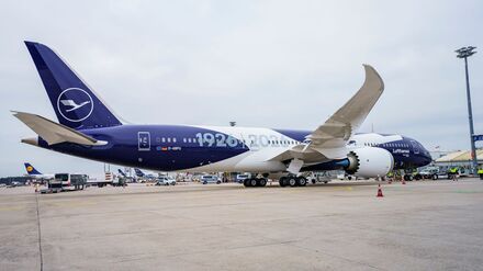 Sechs Flugzeuge will die Lufthansa mit einer Sonderlackierung versehen, die das Kranich-Symbol mit der 100 und den Jahreszahlen 1926 und 2026 verbindet.