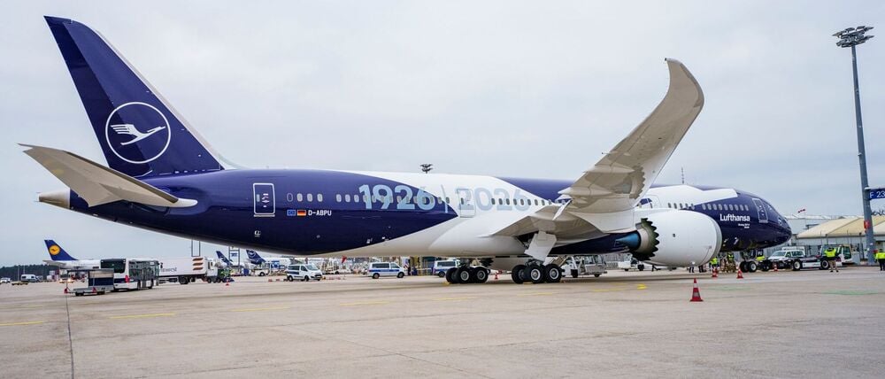 Sechs Flugzeuge will die Lufthansa mit einer Sonderlackierung versehen, die das Kranich-Symbol mit der 100 und den Jahreszahlen 1926 und 2026 verbindet.