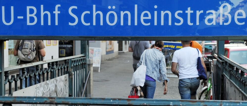 Am Aufgang der U-Bahnstation Schönleinstraße verlassen in Berlin Passanten über die Treppe die Station. (Symbolbild)