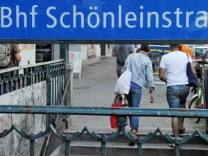 Am Aufgang der U-Bahnstation Schönleinstraße verlassen in Berlin Passanten über die Treppe die Station. (Symbolbild)