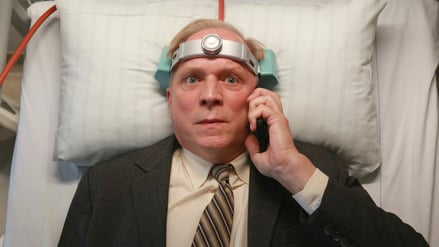 ARD/HR TATORT: MUROT UND DER ELEFANT IM RAUM, Fernsehfilm, Deutschland 2025, Regie: Dietrich Brüggemann, am Sonntag (28.12.25) um 20:15 Uhr im ERSTEN und in der ARD Mediathek. Felix Murot (Ulrich Tukur) © HR/Senator Film/Dietrich Brüggemann, honorarfrei - Verwendung gemäß der AGB im engen inhaltlichen, redaktionellen Zusammenhang mit genannter HR-Sendung bei Nennung "Bild: HR/Senator Film/Dietrich Brüggemann" (S2+). HR/Pressestelle, Tel: 069/155-4954