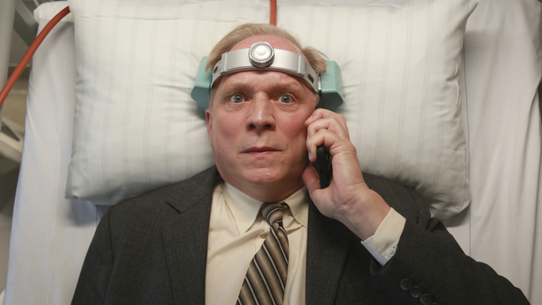 ARD/HR TATORT: MUROT UND DER ELEFANT IM RAUM, Fernsehfilm, Deutschland 2025, Regie: Dietrich Brüggemann, am Sonntag (28.12.25) um 20:15 Uhr im ERSTEN und in der ARD Mediathek. Felix Murot (Ulrich Tukur) © HR/Senator Film/Dietrich Brüggemann, honorarfrei - Verwendung gemäß der AGB im engen inhaltlichen, redaktionellen Zusammenhang mit genannter HR-Sendung bei Nennung "Bild: HR/Senator Film/Dietrich Brüggemann" (S2+). HR/Pressestelle, Tel: 069/155-4954