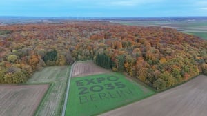 Luftaufnahme von einem 1,3 Hektar großen Feld in Bütthard (Kreis Würzburg) in Unterfranken ist der Schriftzug EXPO 2035 Berlin erkennbar. Es ist Werbung des Vereins Global Goals Berlin für eine Weltausstellung, technisch realisiert vom Anbieter FarmBlick GmbH.