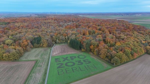 Luftaufnahme von einem 1,3 Hektar großen Feld in Bütthard (Kreis Würzburg) in Unterfranken ist der Schriftzug EXPO 2035 Berlin erkennbar. Es ist Werbung des Vereins Global Goals Berlin für eine Weltausstellung, technisch realisiert vom Anbieter FarmBlick GmbH.