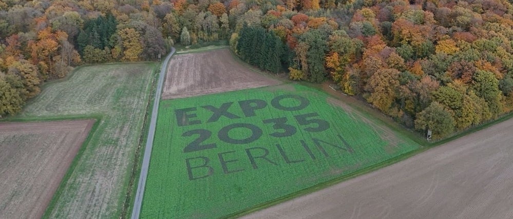 Luftaufnahme von einem 1,3 Hektar großen Feld in Bütthard (Kreis Würzburg) in Unterfranken ist der Schriftzug EXPO 2035 Berlin erkennbar. Es ist Werbung des Vereins Global Goals Berlin für eine Weltausstellung, technisch realisiert vom Anbieter FarmBlick GmbH.