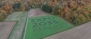 Luftaufnahme von einem 1,3 Hektar großen Feld in Bütthard (Kreis Würzburg) in Unterfranken ist der Schriftzug EXPO 2035 Berlin erkennbar. Es ist Werbung des Vereins Global Goals Berlin für eine Weltausstellung, technisch realisiert vom Anbieter FarmBlick GmbH.