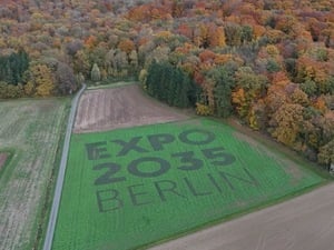 Luftaufnahme von einem 1,3 Hektar großen Feld in Bütthard (Kreis Würzburg) in Unterfranken ist der Schriftzug EXPO 2035 Berlin erkennbar. Es ist Werbung des Vereins Global Goals Berlin für eine Weltausstellung, technisch realisiert vom Anbieter FarmBlick GmbH.