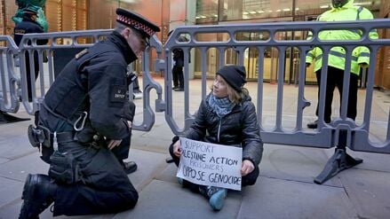 Das von Prisoners for Palestine aus einem Handout-Video herausgegebene und via PA veröffentlichte Bildschirmfoto zeigt, wie Klimaaktivistin Greta Thunberg während einer Demonstration von einem Polizisten angesprochen wird.