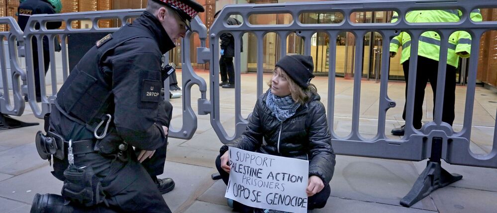 Das von Prisoners for Palestine aus einem Handout-Video herausgegebene und via PA veröffentlichte Bildschirmfoto zeigt, wie Klimaaktivistin Greta Thunberg während einer Demonstration von einem Polizisten angesprochen wird. 