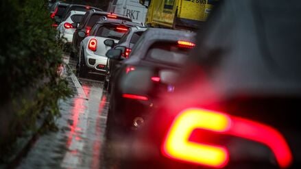 Autos stehen bei regnerischem Wetter im Stau.