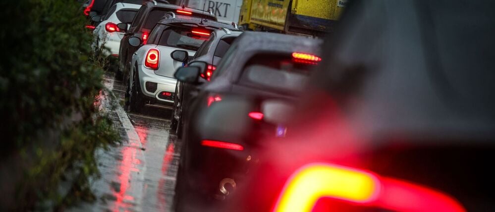 Autos stehen bei regnerischem Wetter im Stau.