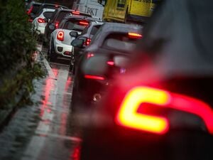 Autos stehen bei regnerischem Wetter im Stau.