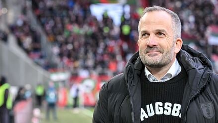 Wenn's Spaß macht: Manuel Baum macht doch als Augsburger Coach weiter. (Archivbild)