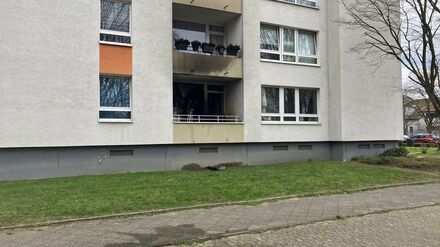 Spuren des Wohnungsbrands an der Fassade. 