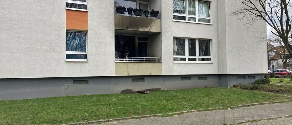 Spuren des Wohnungsbrands an der Fassade. 