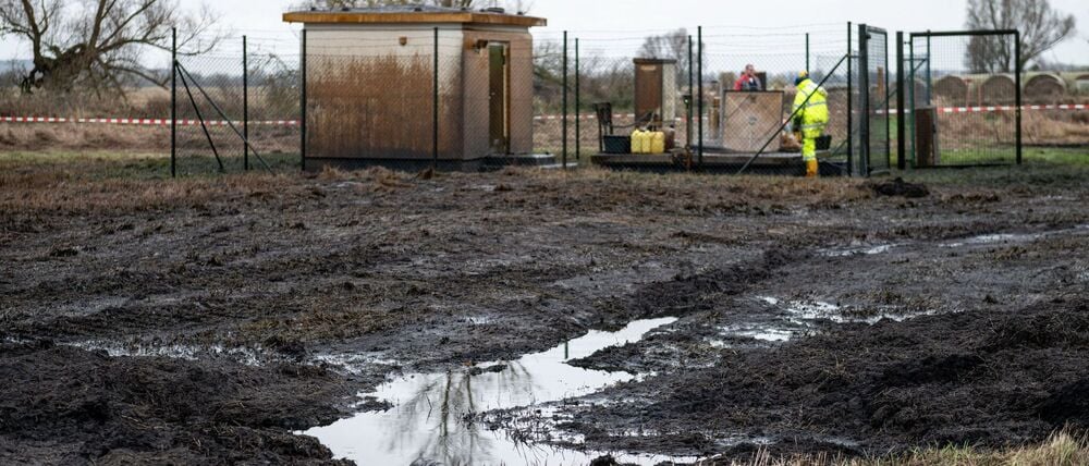 Aus einem Leck an der Öl-Pipeline der Raffinerie PCK in der Uckermark waren mindestens 200.000 Liter Öl ausgetreten. (Archivbild) 