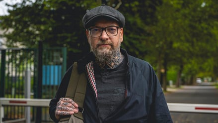 In der Bundeswehrkaserne Tegel Nord meldet sich der Rekrut Michael im September zur Ausbildung.