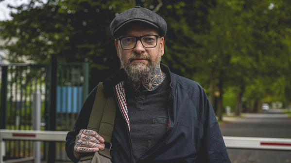 In der Bundeswehrkaserne Tegel Nord meldet sich der Rekrut Michael im September zur Ausbildung.