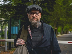 In der Bundeswehrkaserne Tegel Nord meldet sich der Rekrut Michael im September zur Ausbildung.