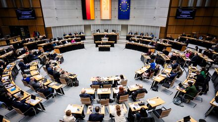Die 159 Berliner Abgeordneten können sich laut Medienberichten ab Januar über mehr Geld freuen. (Archivbild)