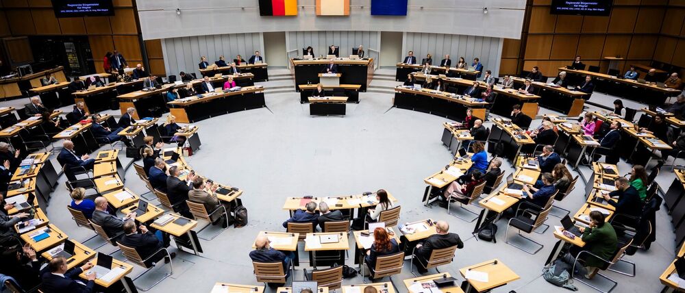 Die 159 Berliner Abgeordneten können sich laut Medienberichten ab Januar über mehr Geld freuen. (Archivbild)