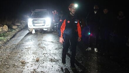 Türkische Rettungsteams suchen nach Überresten des Flugzeugs.