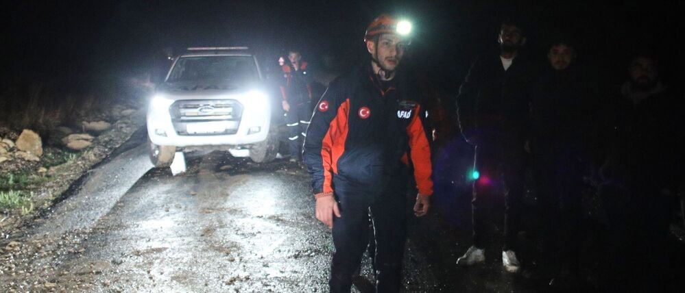Türkische Rettungsteams suchen nach Überresten des Flugzeugs.