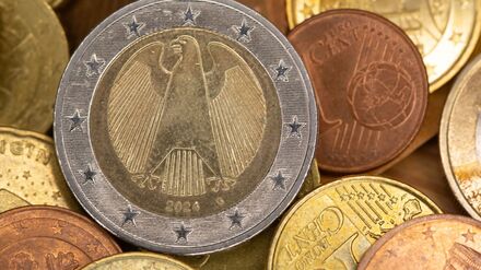 Die Eurostaaten stellen Jahr für Jahr neue Münzen im Milliardenwert her. (Symbolbild) 