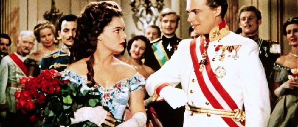 Der österreichische Kaiser Franz Joseph (Karlheinz Böhm) bittet Sissi (Romy Schneider) um ihre Hand - Szene aus dem Film „Sissi“. Der österreichische Film aus dem Jahr 1955 wird am heutigen Heiligabend und am ersten Weihnachtsfeiertag bei RTL ausgestrahlt.