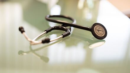 Die Suche nach einem freien Arzttermin gestaltet sich oft schwierig: Besetztzeichen und lange Wartezeiten sind keine Seltenheit. 