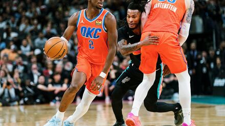 Isaiah Hartenstien blockt seinen Mitspieler Shai Gilgeous-Alexander frei.