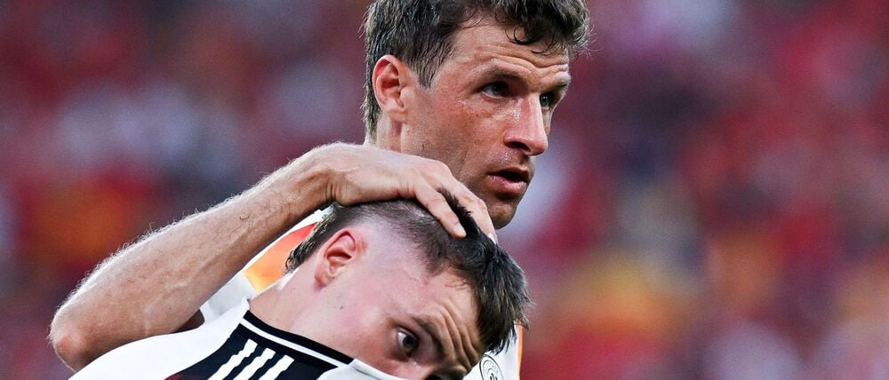 Müller (hinten) hat eine klare Meinung zum Wirtz-Wechsel in die englische Liga. (Archivbild)