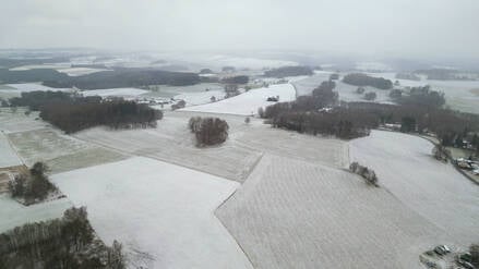 Annaberg-Buchholz mit dünner Schneedecke am Fichtelberg in Sachsen.