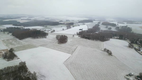 Annaberg-Buchholz mit dünner Schneedecke am Fichtelberg in Sachsen.