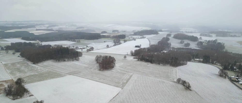 Annaberg-Buchholz mit dünner Schneedecke am Fichtelberg in Sachsen.