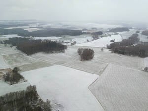 Annaberg-Buchholz mit dünner Schneedecke am Fichtelberg in Sachsen.