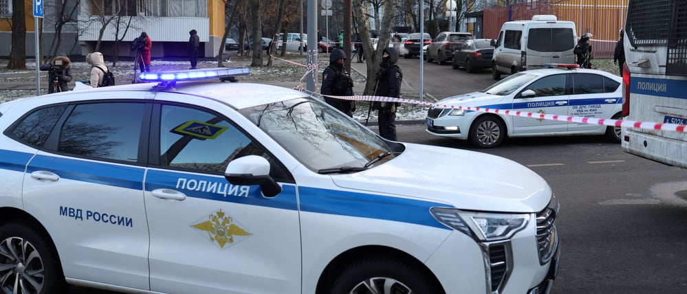 Polizeiwagen sichern in Moskau den Tatort.