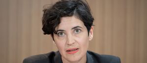 Anna-Lena von Hodenberg, Geschäftsführerin der HateAid Gmbh, spricht während einer Pressekonferenz zur Gründung der Organisation. 