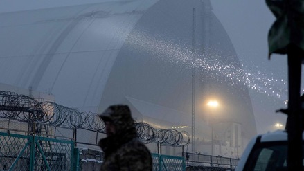 Dieses Foto zeigt den beschädigten Sicherheitsbehälter des New Safe Confinement (NSC), der die Überreste des Reaktors 4 des ehemaligen Kernkraftwerks Tschernobyl vor Strahlung schützt, nach einem Drohnenangriff in Tschernobyl am 14. Februar 2025.