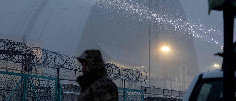 Dieses Foto zeigt den beschädigten Sicherheitsbehälter des New Safe Confinement (NSC), der die Überreste des Reaktors 4 des ehemaligen Kernkraftwerks Tschernobyl vor Strahlung schützt, nach einem Drohnenangriff in Tschernobyl am 14. Februar 2025.