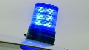 Wegen der Bergungsarbeiten war die Richtungsfahrbahn der Polizei zufolge fast eine Stunde voll gesperrt. (Symbolbild)