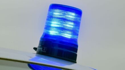 Wegen der Bergungsarbeiten war die Richtungsfahrbahn der Polizei zufolge fast eine Stunde voll gesperrt. (Symbolbild)