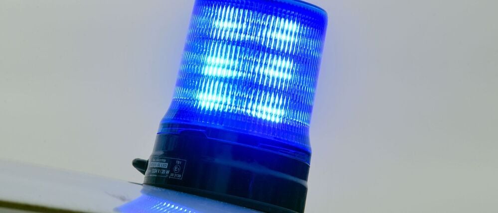 Wegen der Bergungsarbeiten war die Richtungsfahrbahn der Polizei zufolge fast eine Stunde voll gesperrt. (Symbolbild)