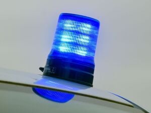 Wegen der Bergungsarbeiten war die Richtungsfahrbahn der Polizei zufolge fast eine Stunde voll gesperrt. (Symbolbild)