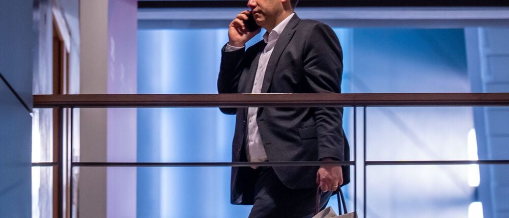 Finanzminister Lars Klingbeil (SPD) muss im Alltag viel Zeit am Handy verbringen - und will es an Weihnachten bewusst ausschalten. (Archivbild) 