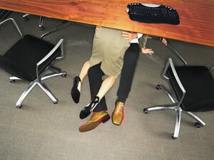 Die Arbeit ist nach dem Online-Dating die wichtigste Kontaktbörse. Aber mit anderen Konsequenzen als im Privatleben, warnt eine Expertin.