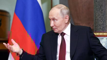 Der russische Machthaber Wladimir Putin lässt sich während eines Gesprächs fotografieren.