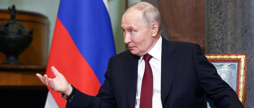 Der russische Machthaber Wladimir Putin lässt sich während eines Gesprächs fotografieren.