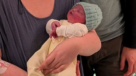 Potsdams Weihnachtsbaby Mona mit seinen Eltern Franziska und Martin.