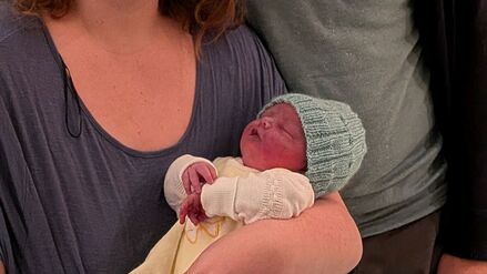 Potsdams Weihnachtsbaby Mona mit seinen Eltern Franziska und Martin.